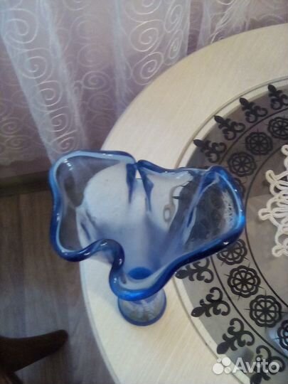 Старинная ваза из голубого стекла