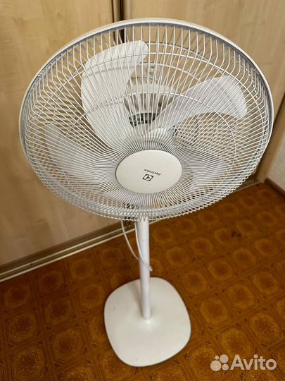 Вентилятор напольный electrolux EFF 1005