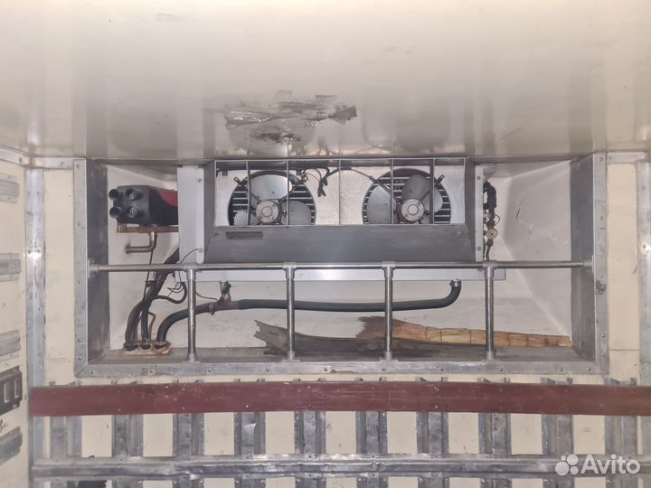 Будка с рефрижератором