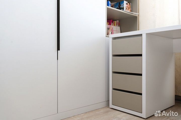 Рабочее место со стеллажом в светлых оттенках