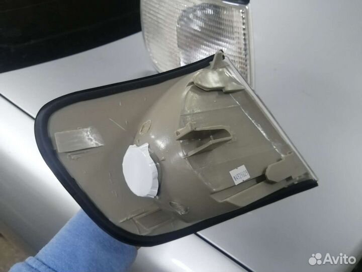 Поворотники передние Ауди 100 С4 / 100 45 Белые
