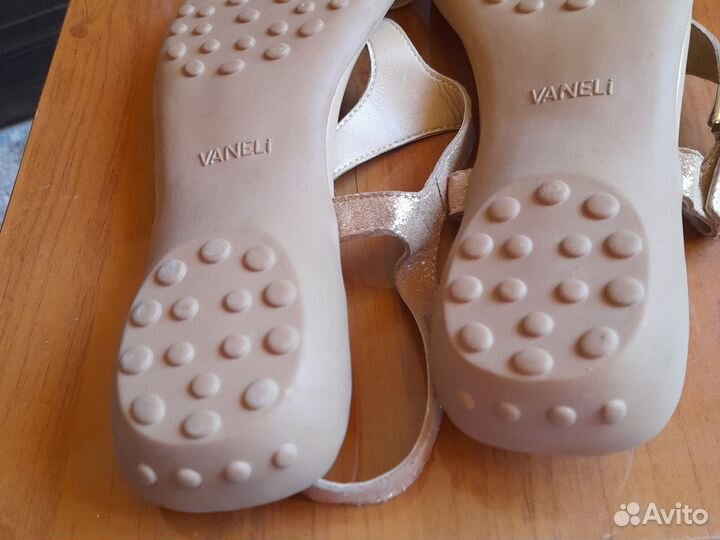 Босоножки vaneli р42 США