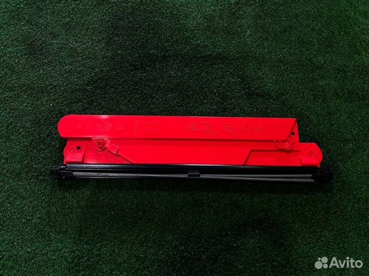 Знак аварийной остановки Mercedes-Benz