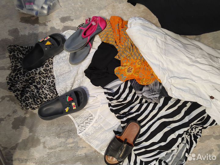 Огромный пакет ненужных вещей и обуви