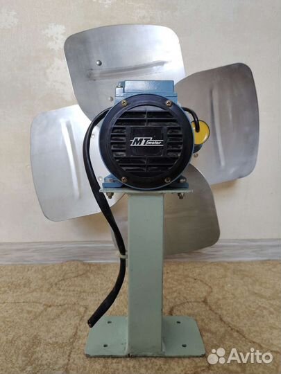 Электромотор с лопостями