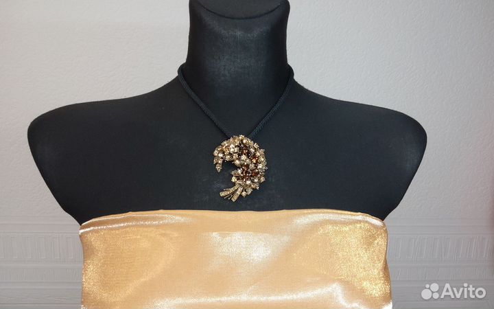 Брошь -кулон со стразами.Бижутерия