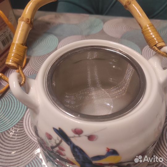 Заварочный чайник и сахарница с ложкой