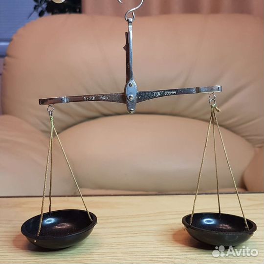 Весы равноплечие и набор гирь