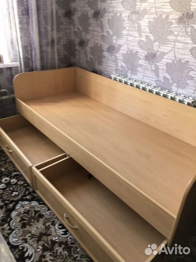 Кровать односпальная с выдвижными ящиками