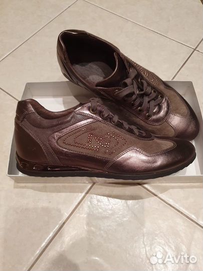 Кроссовки женские