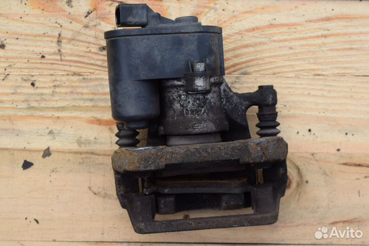 Суппорт тормозной задний правый Volvo S60 2