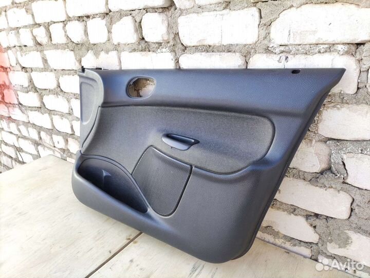 Обшивка передней правой двери Пежо 206