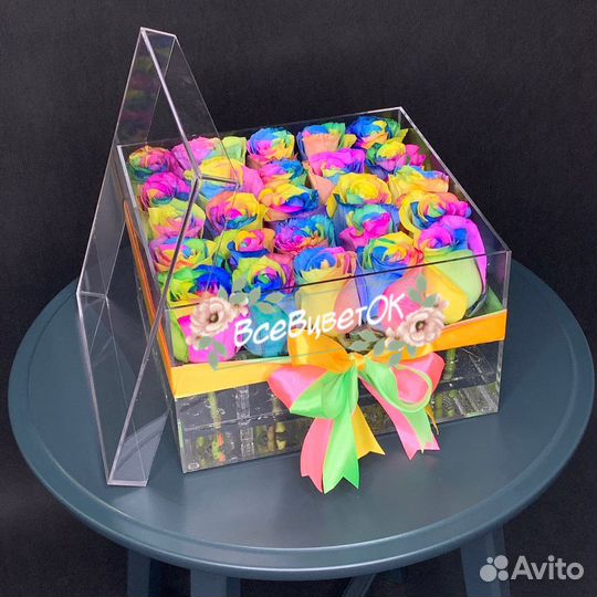 Розы в боксе стеклянной коробке