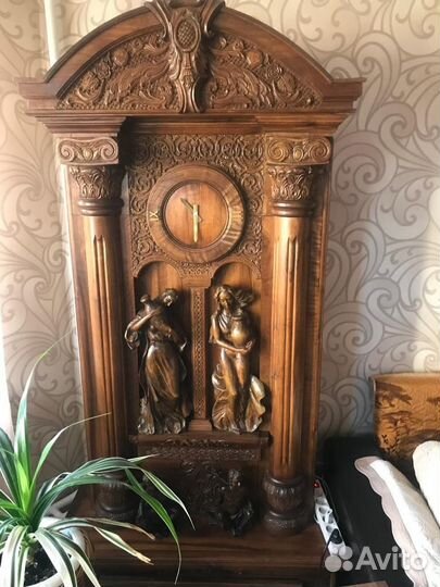 Тумбочки, диван, часы ручной работы