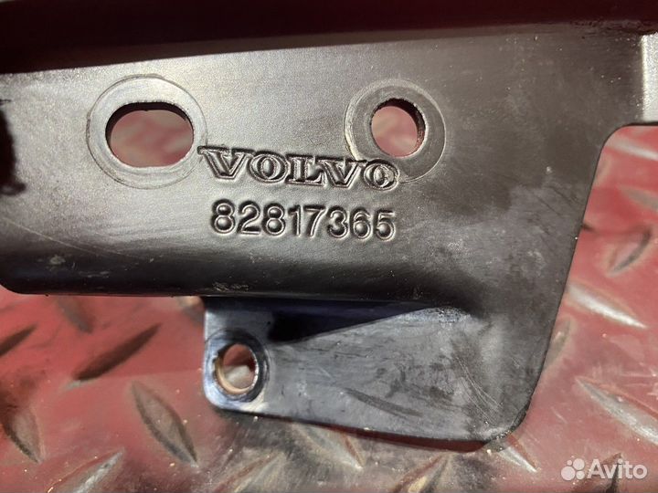 Кронштейн решетки радиатора правый Volvo FH