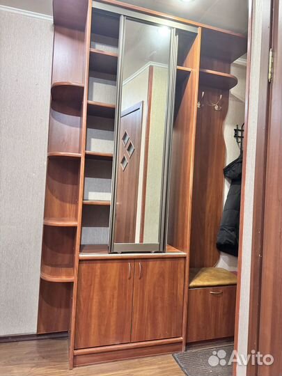 Прихожая со шкафом и зеркалом бу