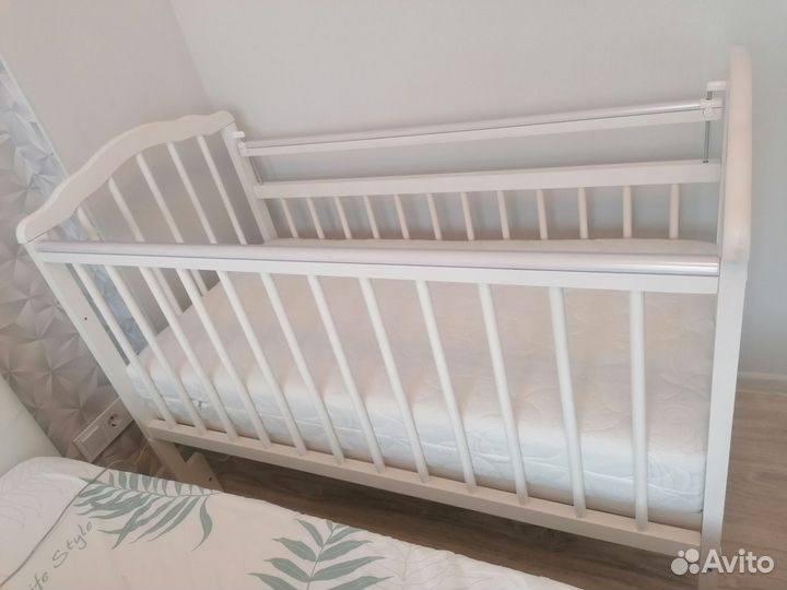 Детская кроватка с универсальным маятником