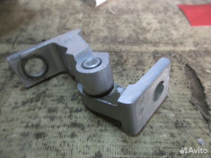 Петля двери задней правой верхняя VW Polo (Sed RUS