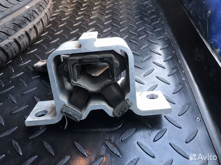 Подушка двигателя renault logan