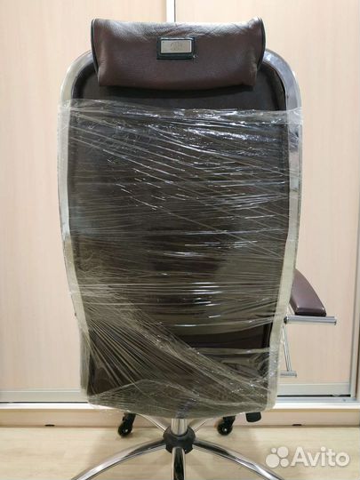 Сломанное компьютерное кресло из натуральной кожи
