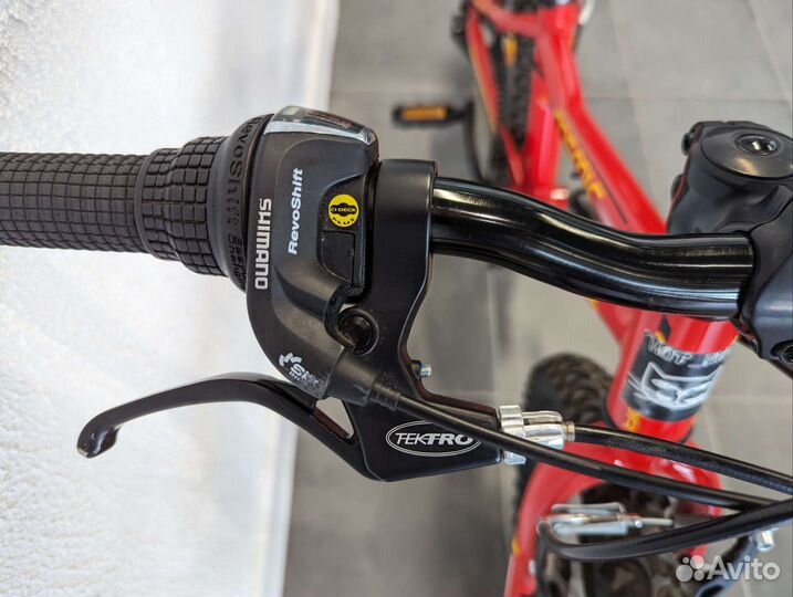 Красный детский велосипед на 5-8 лет