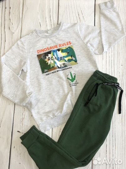 Костюм спортивный мальчику 8-9 лет