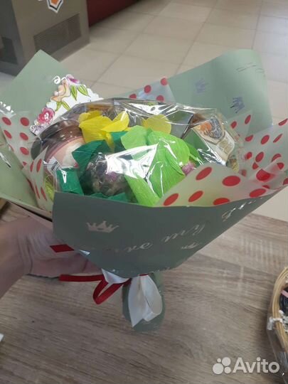 Букет подарок из чая и сладостей