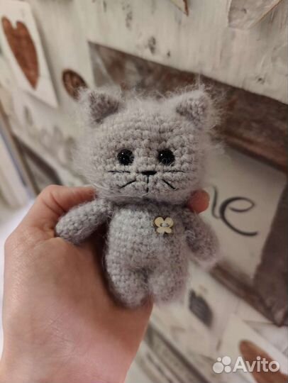 Вязаная игрушка котик