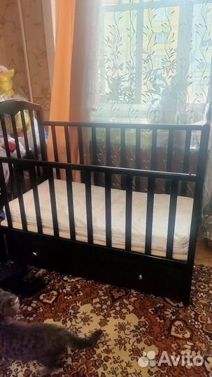 Детская кроватка с маятником и ящиком