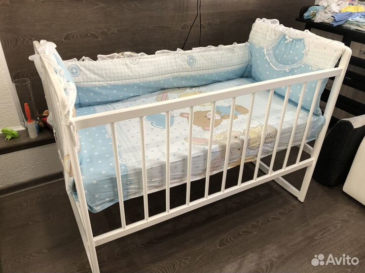 Детская кроватка с маятником