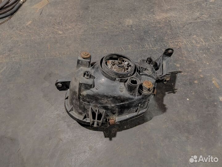 Фара передняя правая Toyota corolla