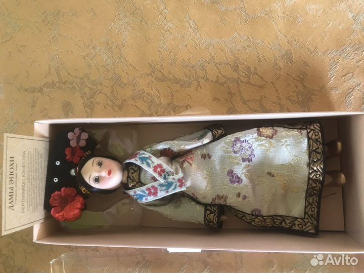 Коллекционная фарфоровые кукла