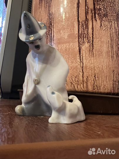 Фарфоровая статуэтка 