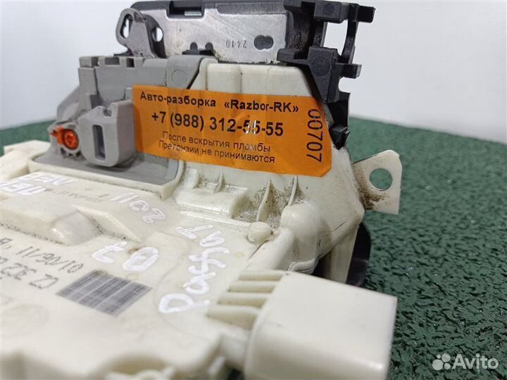 Замок двери передний левый Vw Passat B7 2011