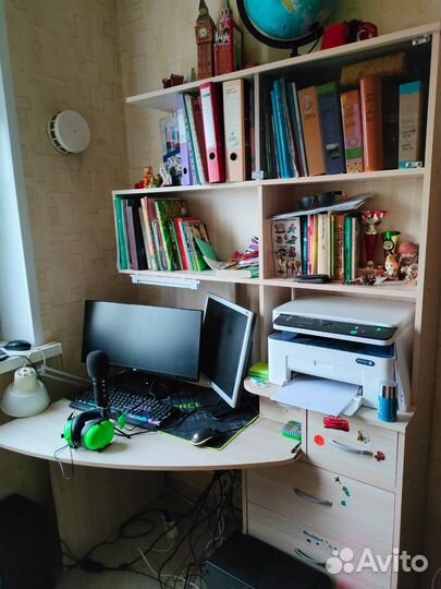 Угловой письменный стол с полками