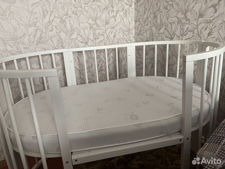 Детская кроватка с маятником и овальным матрасом