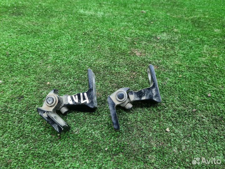 Петля двери передняя левая Audi A6