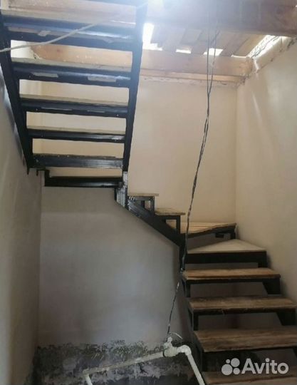 Лестница на металлическом каркасе