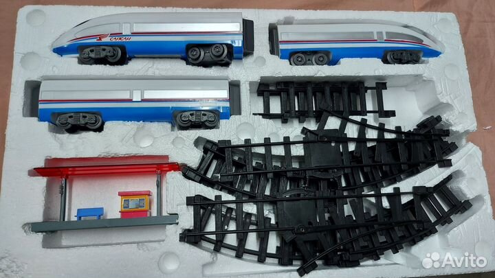 Железная дорога с поездом