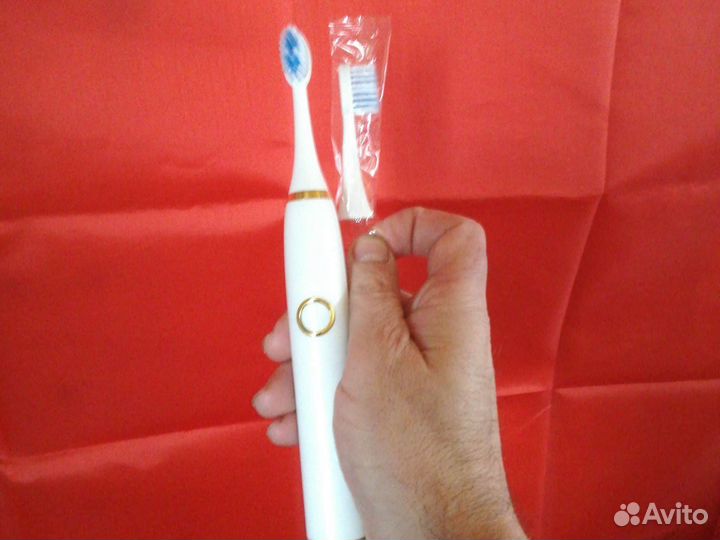 Электрическая зубная щётка с запасной насадкой