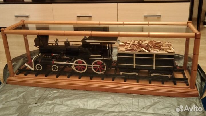 Деревянный паровоз модель под стеклом 105*25*33см