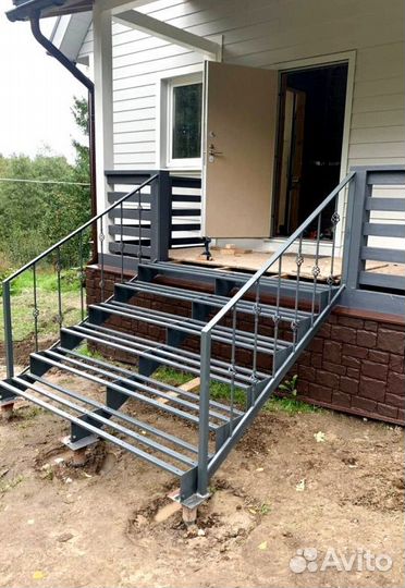 Лестница с забежными ступенями под ключ