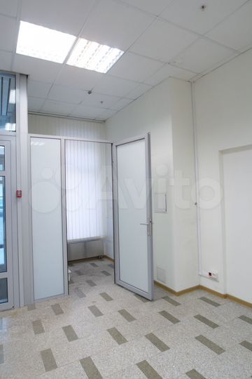 Торговое помещение с отдельным входом в центре