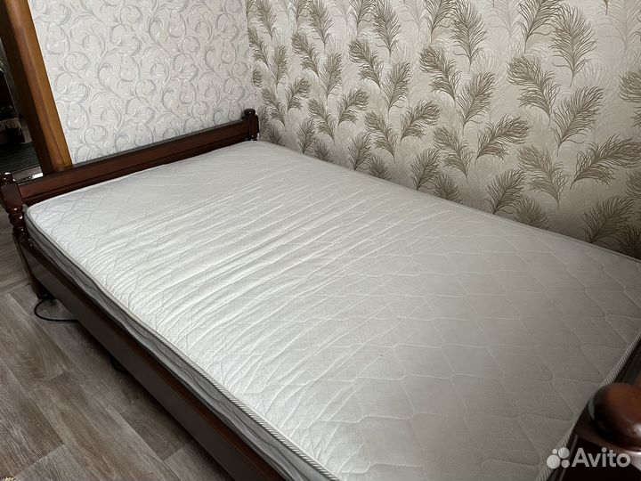 Кровать с матрасом