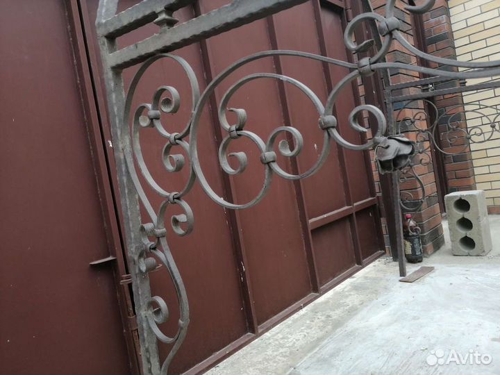 Козырёк над входной дверью