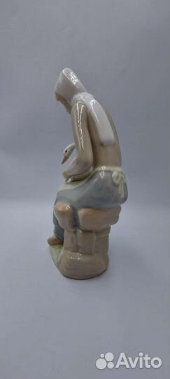 Винтажная статуэтка Casades Девушка с гусем