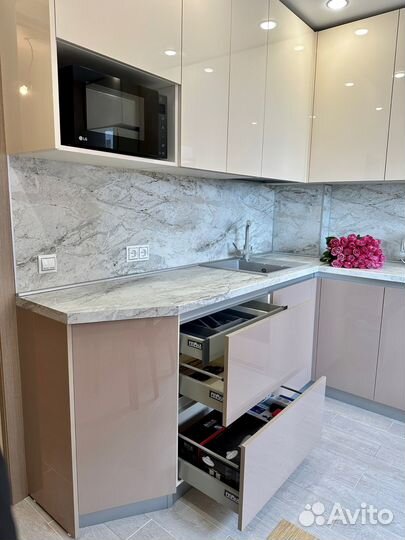 Кухня под потолок из мдф на заказ в Омске