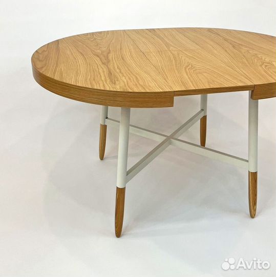 Круглый стол из дуба в стиле 