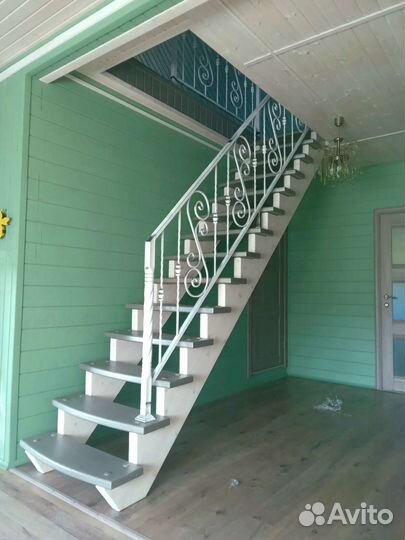 Лестница на металлокаркасе в дом