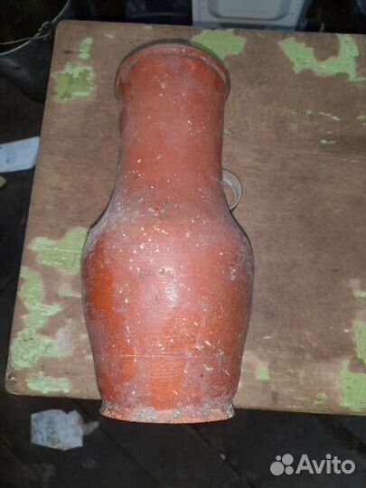 Старинный глиняный кувшин